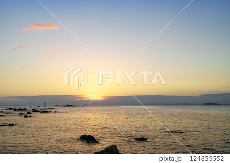 静寂と美しさが広がる葉山・森戸海岸の夕景スポット 124859552