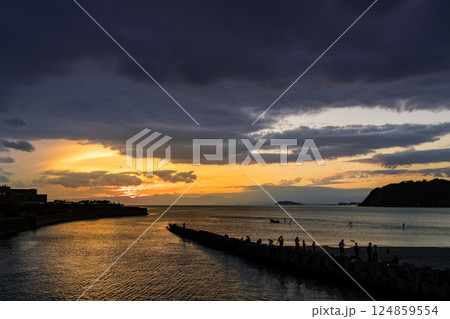 湘南の自然美を満喫できる逗子海岸の夕景スポット 湘南の自然美を満喫できる逗子海岸の夕景スポット 124859554
