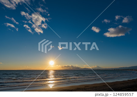 湘南の人気スポット片瀬海岸から望む絶景のサンセット風景 湘南の人気スポット片瀬海岸から望む絶景のサンセット風景 124859557