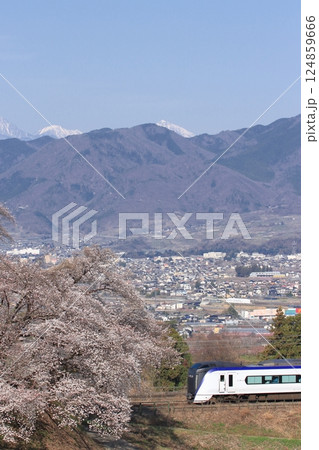 桜と南アルプスの山々がが美しい春の甲府盆地を行くE353系特急あずさ・かいじ_2025/4/5撮影 124859666