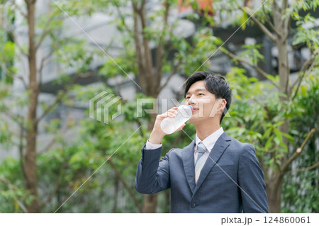水を飲むビジネスマン 124860061