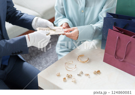 女性客と査定する中古出張買取業者 女性客と査定する中古出張買取業者 124860081