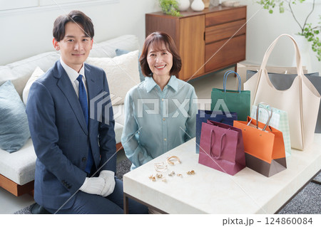 女性客と査定する中古出張買取業者 124860084