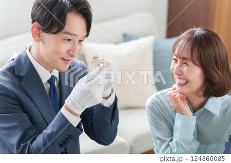 女性客と査定する中古出張買取業者 女性客と査定する中古出張買取業者 124860085