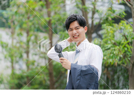 ハンディファンを持つ夏のビジネスマン ハンディファンを持つ夏のビジネスマン 124860210