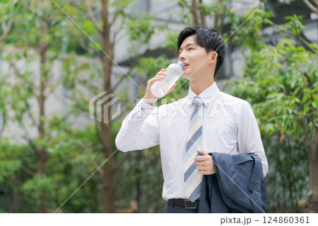 ペットボトルを持つビジネスマン ペットボトルを持つビジネスマン 124860361