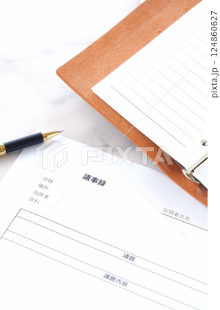 会議の後に、会議の内容をまとめた「議事録」を作成する 124860627