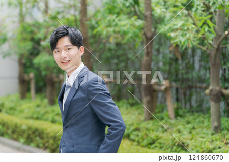 笑顔の若いビジネスマン 124860670