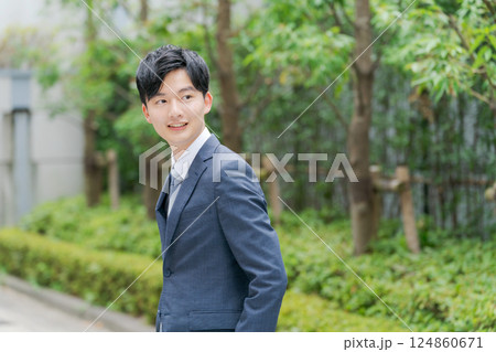 笑顔の若いビジネスマン 124860671