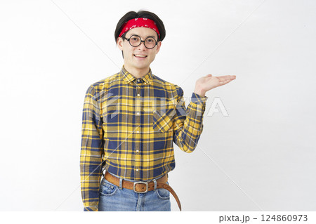 アキバ系の男性 右側を手のひらで指す 白背景 アキバ系の男性 右側を手のひらで指す 白背景 124860973