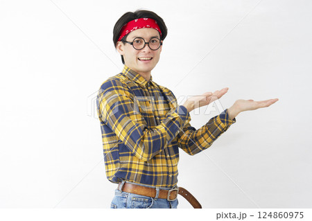 アキバ系の男性 右側を手のひらで指す 白背景 アキバ系の男性 右側を手のひらで指す 白背景 124860975