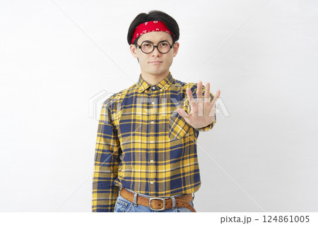 アキバ系の男性　禁止のジェスチャー　白背景 124861005