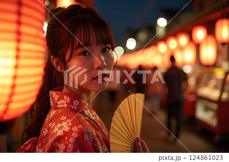 浴衣姿の女性と提灯が灯る夏祭りの幻想的な夜15　AI生成画像 124861023