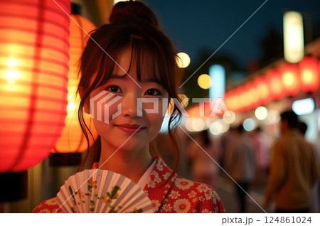 浴衣姿の女性と提灯が灯る夏祭りの幻想的な夜14　AI生成画像 124861024