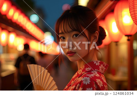 浴衣姿の女性と提灯が灯る夏祭りの幻想的な夜8　AI生成画像 124861034