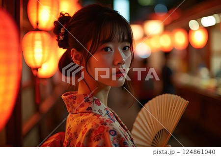 浴衣姿の女性と提灯が灯る夏祭りの幻想的な夜2　AI生成画像 124861040