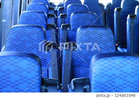 マイクロバスの車内（29人乗り） 124861046