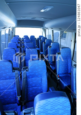マイクロバスの車内（29人乗り） 124861047