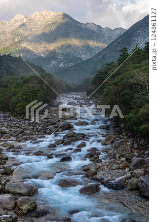 極寒の朝日　宮之浦川渓谷　洋上アルプス屋久島(冬 124861127