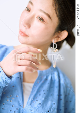 女性のポートレート 124861196