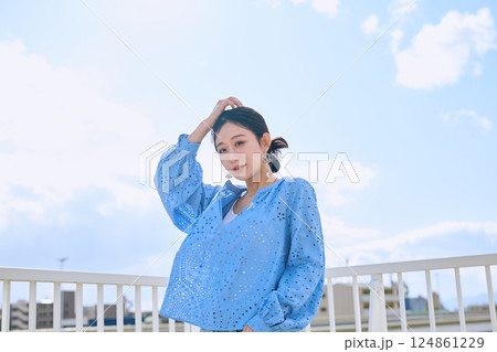 女性の屋外ポートレート 女性の屋外ポートレート 124861229