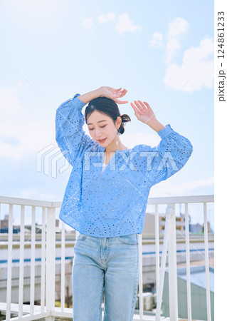女性の屋外ポートレート 124861233