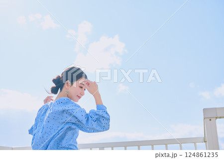 女性の屋外ポートレート 124861235