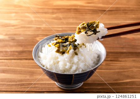 ご飯に乗せた高菜漬け 箸持ち ご飯に乗せた高菜漬け 箸持ち 124861251