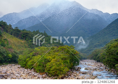 冠雪の山と宮之浦川渓谷　洋上アルプス屋久島 124861268