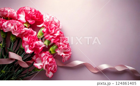 ピンクの背景にカーネーションの花束。母の日のイメージ。感謝の気持ちを表す。	 124861405