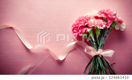 ピンクの背景にカーネーションの花束。母の日のイメージ。感謝の気持ちを表す。 ピンクの背景にカーネーションの花束。母の日のイメージ。感謝の気持ちを表す。 124861410