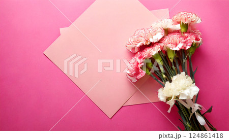 ピンクの背景にカーネーションの花束。母の日のイメージ。感謝の気持ちを表す。	 124861418