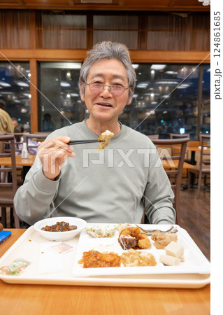 食事をするシニア男性 124861685