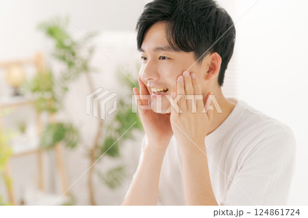肌の潤いを実感する男性 124861724