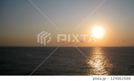 海に沈む夕日 124862086