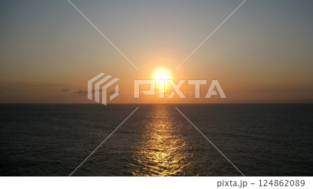 海に沈む夕日 124862089