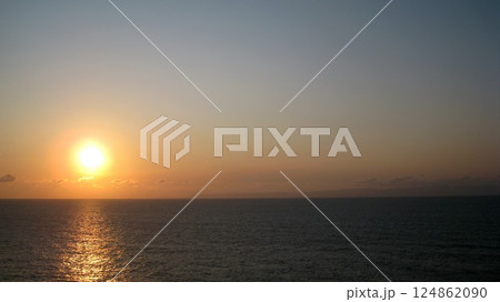 海に沈む夕日 124862090