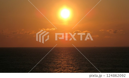 海に沈む夕日 124862092