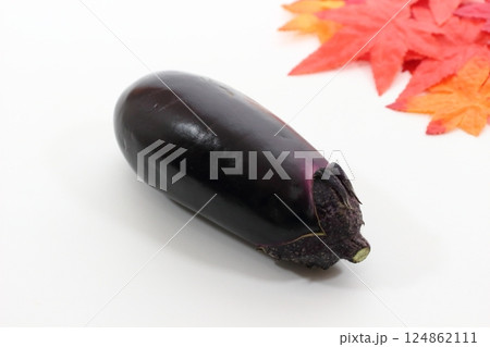 夏の味覚、艶やかなる紫、茄子の存在感 124862111