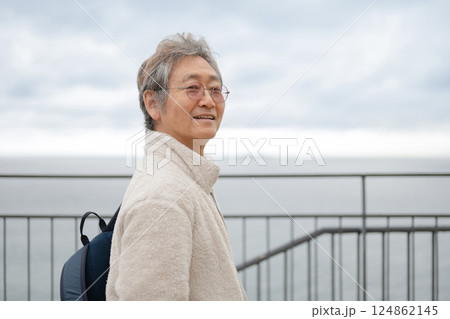 笑顔のシニア男性 124862145