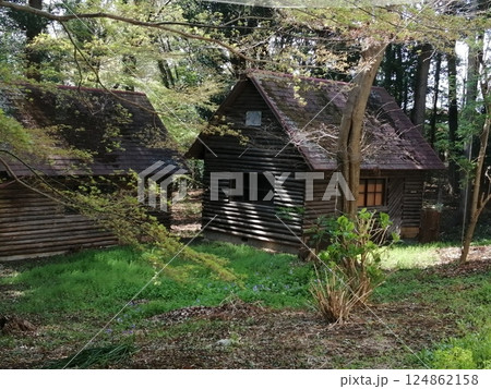 廃村になった山奥木造バンガロー風建築がある光景 廃村になった山奥木造バンガロー風建築がある光景 124862158