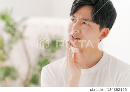 スキンケアをする若い男性 スキンケアをする若い男性 124862196