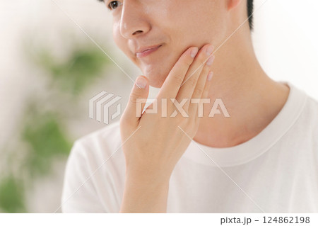スキンケアをする若い男性 124862198