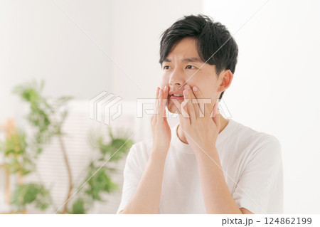 スキンケアをする若い男性 124862199