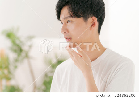 スキンケアをする若い男性 スキンケアをする若い男性 124862200