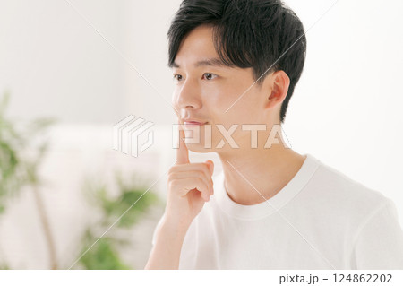 スキンケアをする若い男性 スキンケアをする若い男性 124862202