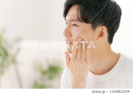 スキンケアをする若い男性 124862204