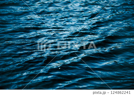 青い水面の静けさ|昼間の澄んだ水面に映る 青い水面の静けさ|昼間の澄んだ水面に映る 124862241