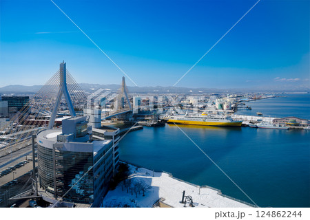青森市の絶景|アスパムから望む八甲田丸と青森ラブリッジ 青森市の絶景|アスパムから望む八甲田丸と青森ラブリッジ 124862244