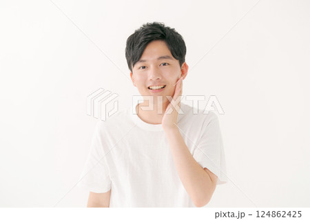 肌の潤いを実感する男性 124862425
